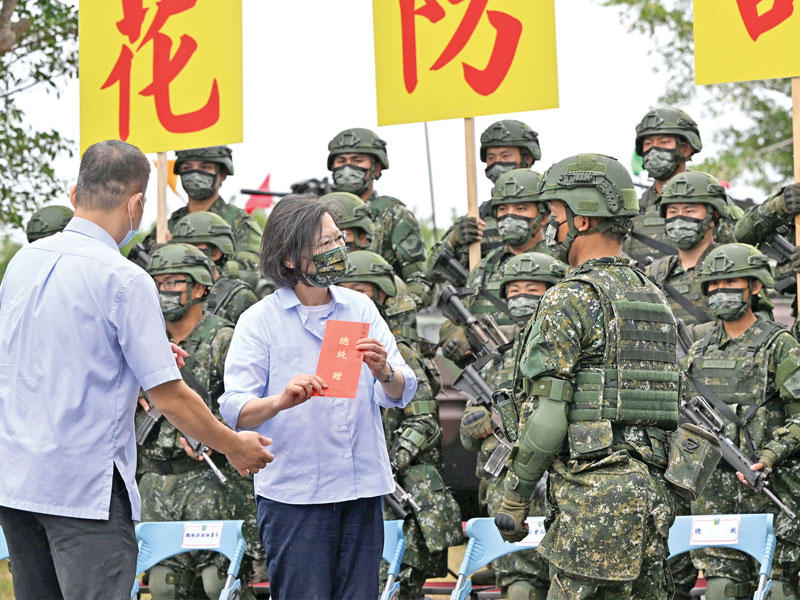  الرئيسة التايوانية تساي إنغ ون خلال كلمة ألقتها أمام القوات الجوية 