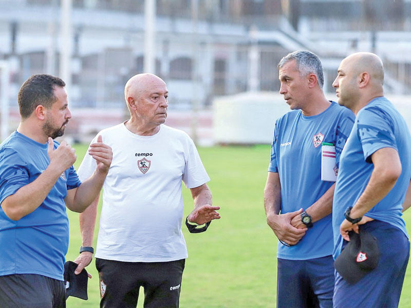 فيريرا مع الجهاز الفني