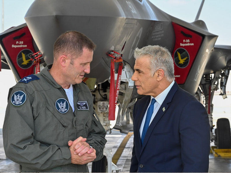 لابيد خلال زيارة لقاعدة جوية في النبطي أمس (تويتر)