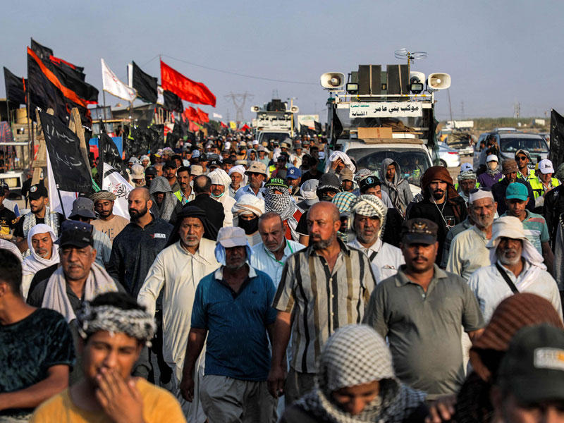 زوار ذي قار في طريقهم للبصرة سيراً على الأقدام أمس (رووداو)