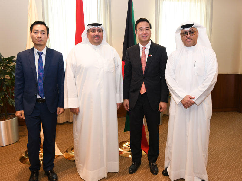  مساعد المدير العام في الغرفة عماد الزيد مع السفير الفيتنامي في لقطة جماعية خلال اللقاء