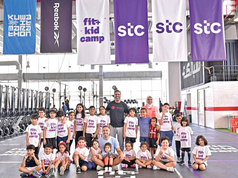 أنفال عبدالرحيم من stc تتوسط الأطفال المشاركين مع مدربي circuit