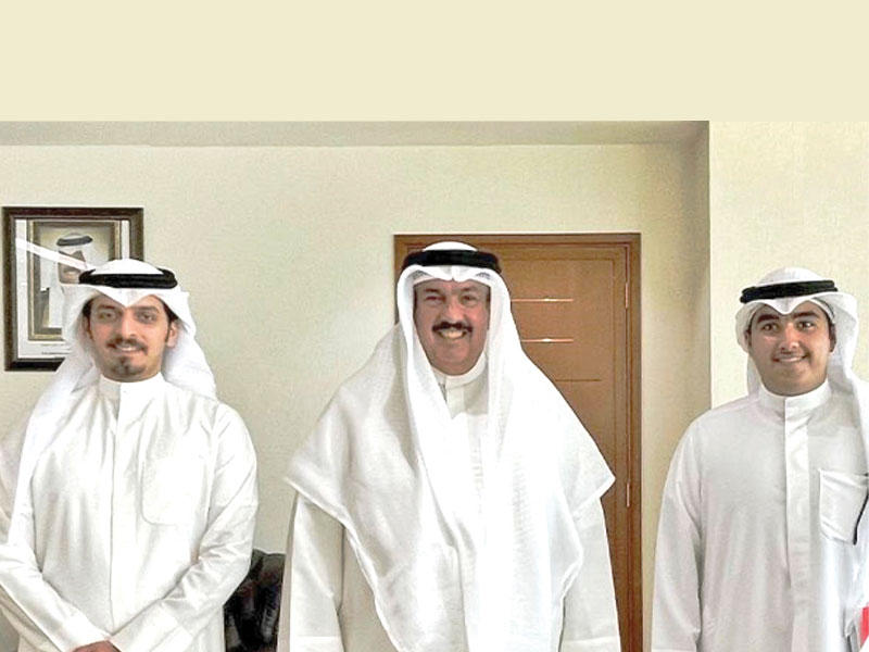 المضف متوسطاً وفد «اتحاد طلبة أميركا»