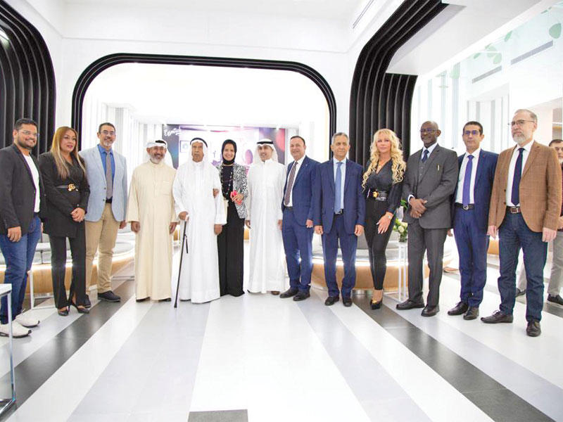 إدارة مستشفى هادي والكادر الطبي خلال افتتاح المركز الجديد