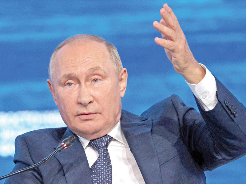 بوتين خلال جلسة في منتدى فلاديفوستوك أمس (رويترز)