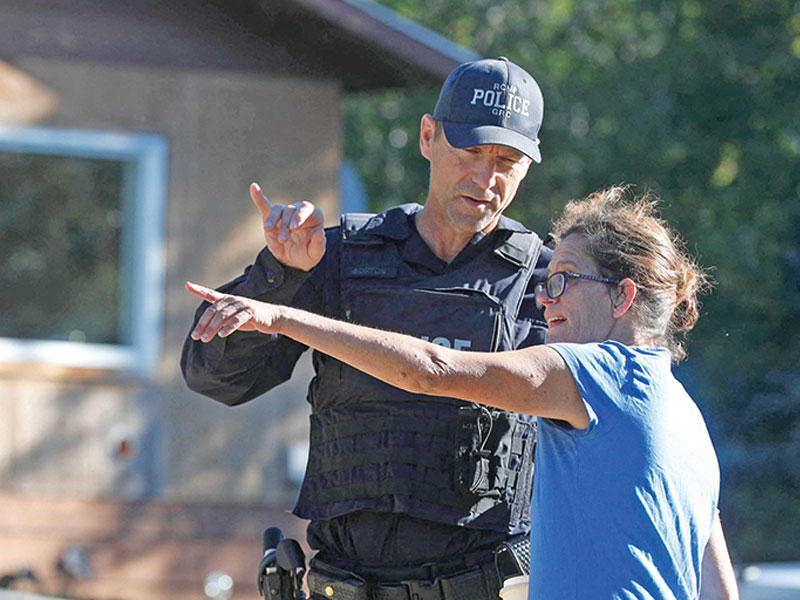 روبي وركس صديقة ويس بيترسون تتحدث إلى ضابط شرطة