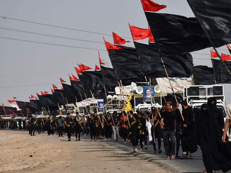 قوافل الزوّار في طريقها من المثنى إلى كربلاء أمس الأول (أ ف ب)