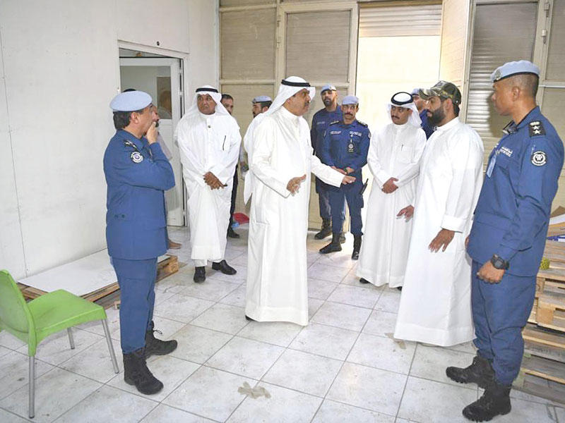 محافظ حولي خلال جولته في مناطق المحافظة