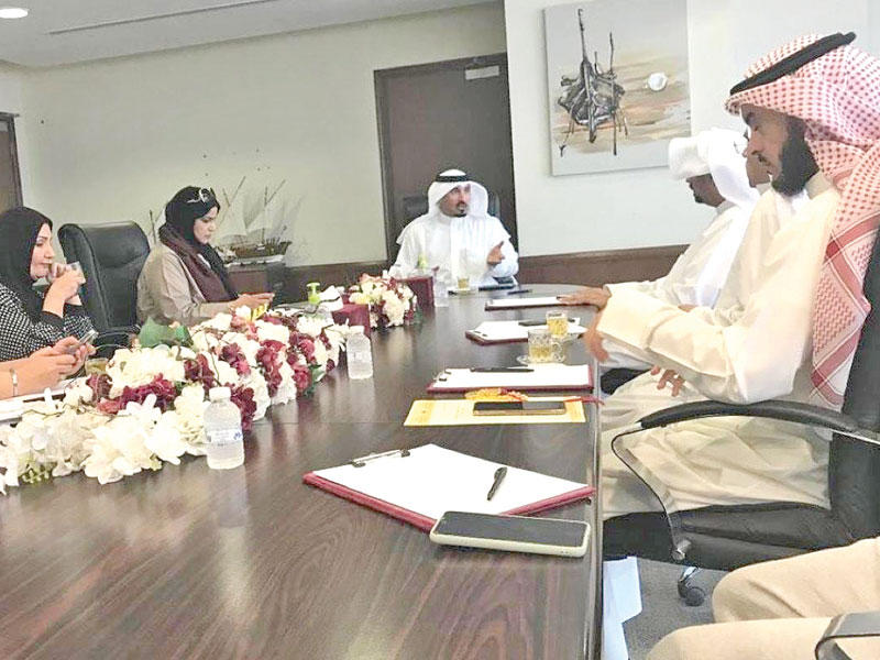 العجمي خلال اجتماعه بالفرق العاملة بـ «تعليمية مبارك الكبير»