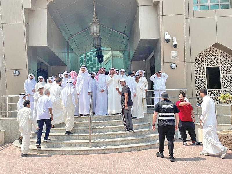 جانب من الاعتصام أمام مقر البلدية