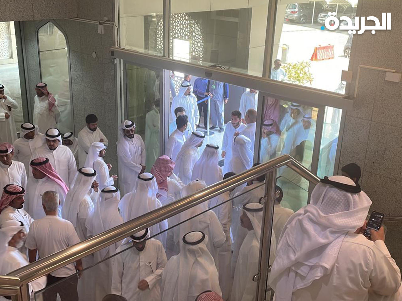 مفتشو إدارات النظافة وإشغالات الطرق في ثاني أيام اعتصامهم