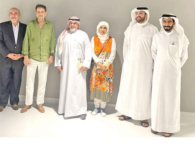 العوض وجميلة جوهر مع مجموعة من الخزافين