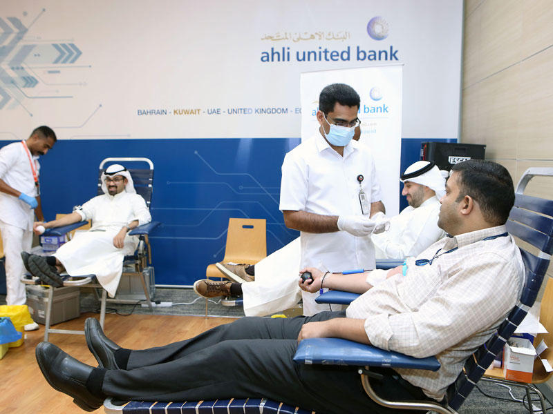 عدد من موظفي البنك يتبرعون بالدم