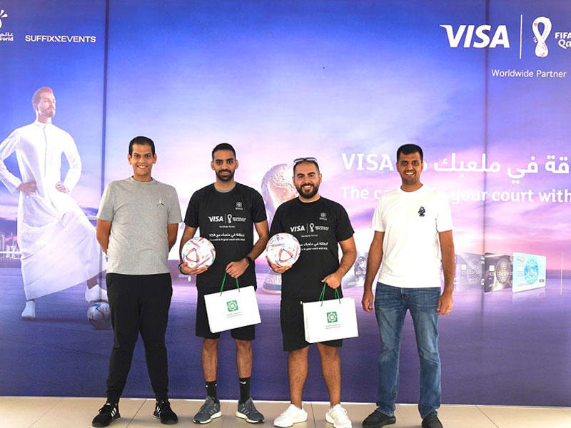 تسليم الجوائز للفائزين 