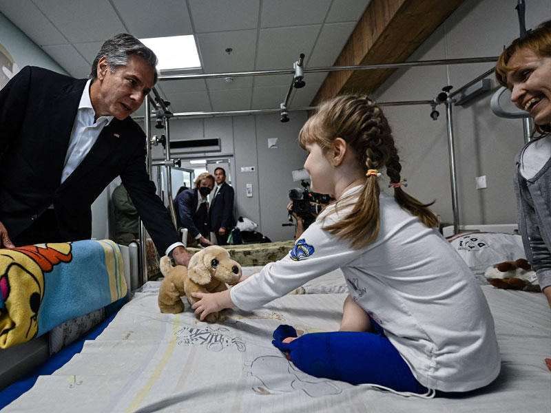 بلينكن يزور طفلة أوكرانية أصيبت في معارك خيرسون بأحد مستشفيات كييف أمس (أ ف ب)