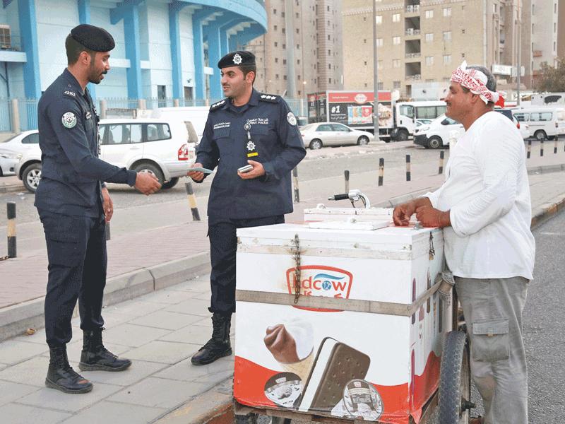 تفتيش على إحدى عربات الآيس كريم