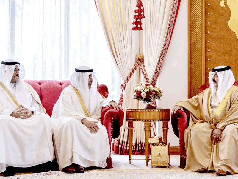 ملك البحرين مستقبلاً الناصر والرشيد في قصر الصافرية بالمنامة أمس