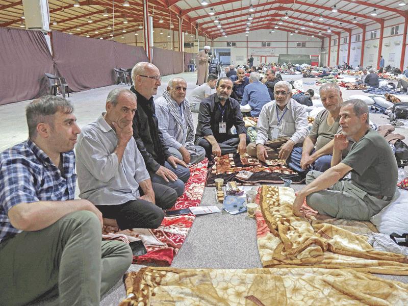 إيرانيون في أربيل قبل رحلتهم لكربلاء أمس الأول (أ ف ب)