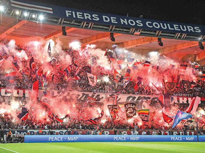 جماهير باريس سان جرمان خلال مواجهة يوفنتوس في دوري الأبطال