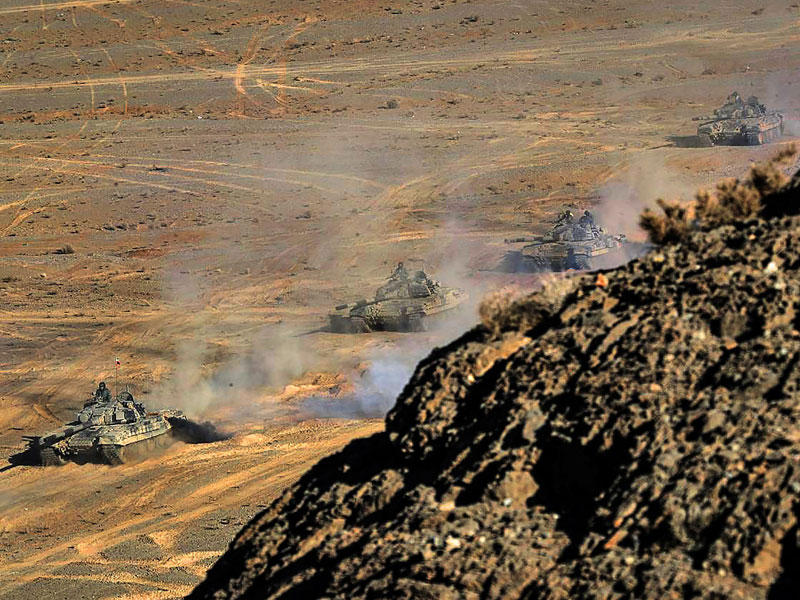دبابات إيرانية خلال مناورات برية في محافظة أصفهان (أ ف ب)