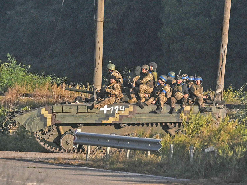 جنود أوكرانيون فوق مدرعة في خاركيف أمس الأول (أ ف ب)