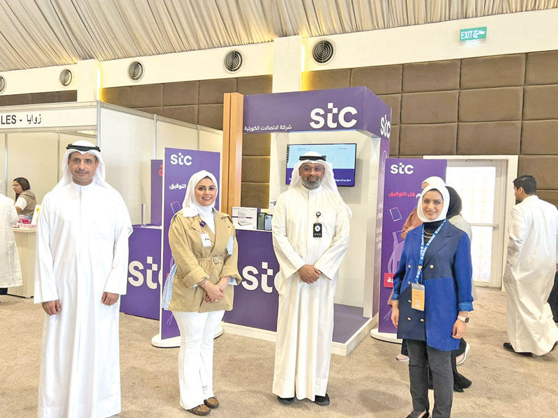أنفال عبدالرحيم من فريق العلاقات العامة في stc مع مسؤولي نفط الكويت 