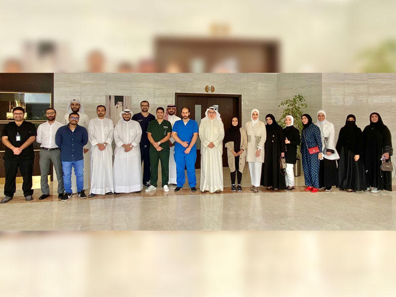 وزير الصحة متوسطاً أطباء «البورد»