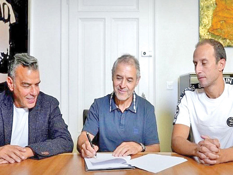 كولر خلال توقيع العقد