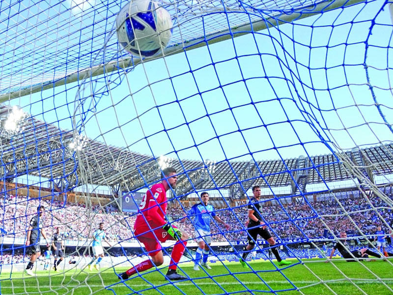 راسبادوري نجم نابولي يحرز هدفه في مرمى سبيزيا