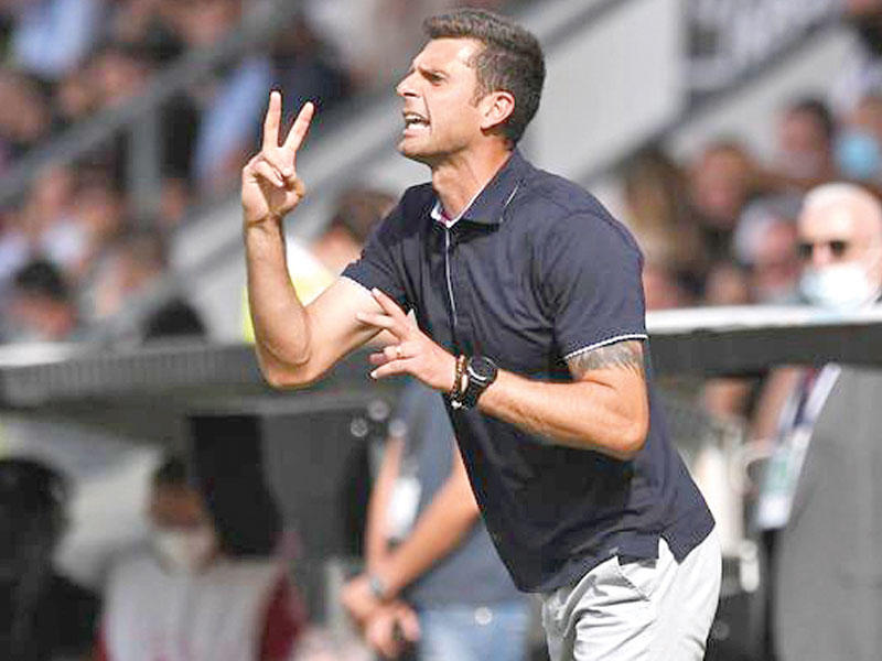  لاعب وسط برشلونة السابق تياغو موتا 