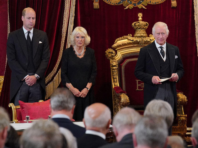 الملك تشارلز وزوجته الملكة كاميلا وولي عهده الأمير وليام أمام مجلس العرش أمس (أ ف ب) 