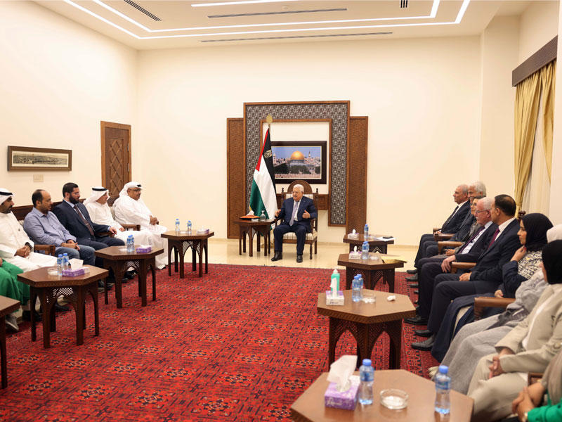 الرئيس الفلسطيني محمود عباس خلال استقباله الوفد الكويتي