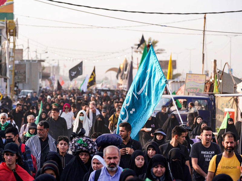 زوار إيرانيون يتجهون إلى كربلاء (أ ف ب)