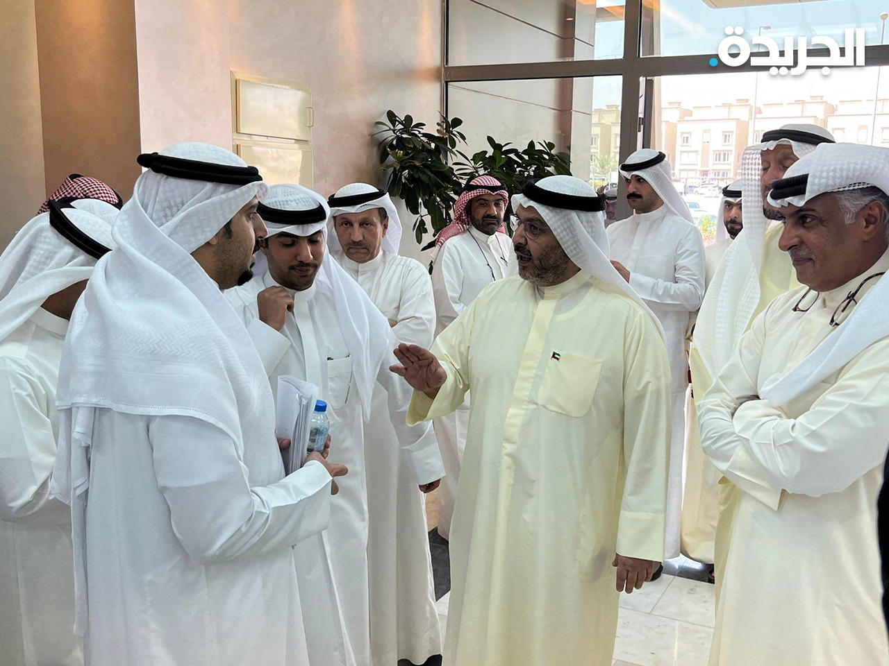 الوزير الشريعان خلال حديثه مع بعض موظفي «الإنماء» المحتجين