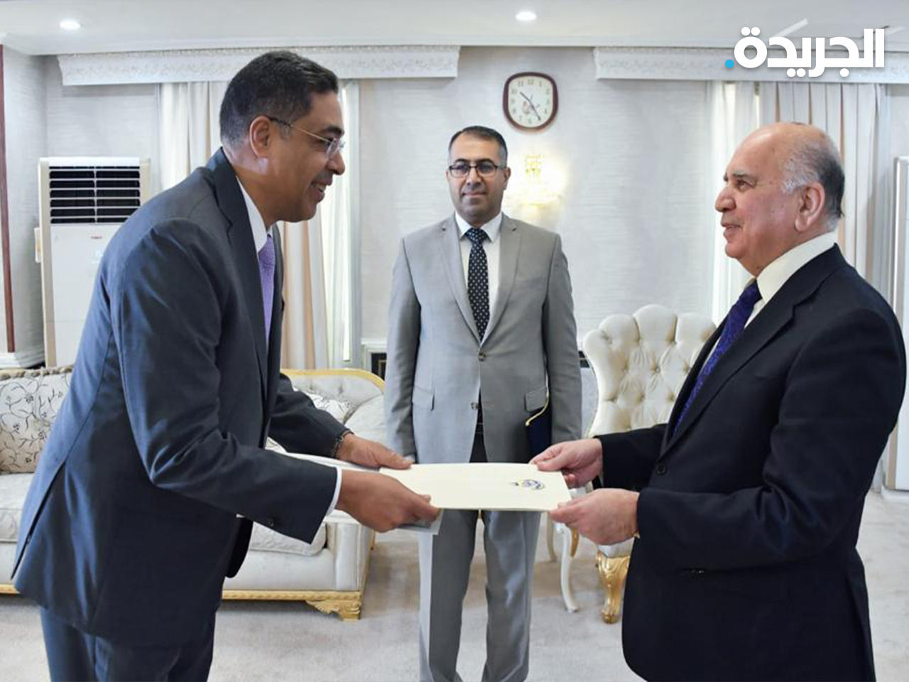 السفير طارق الفرج يقدم نسخة من أوراق اعتماده إلى وزير الخارجية العراقي فؤاد حسين