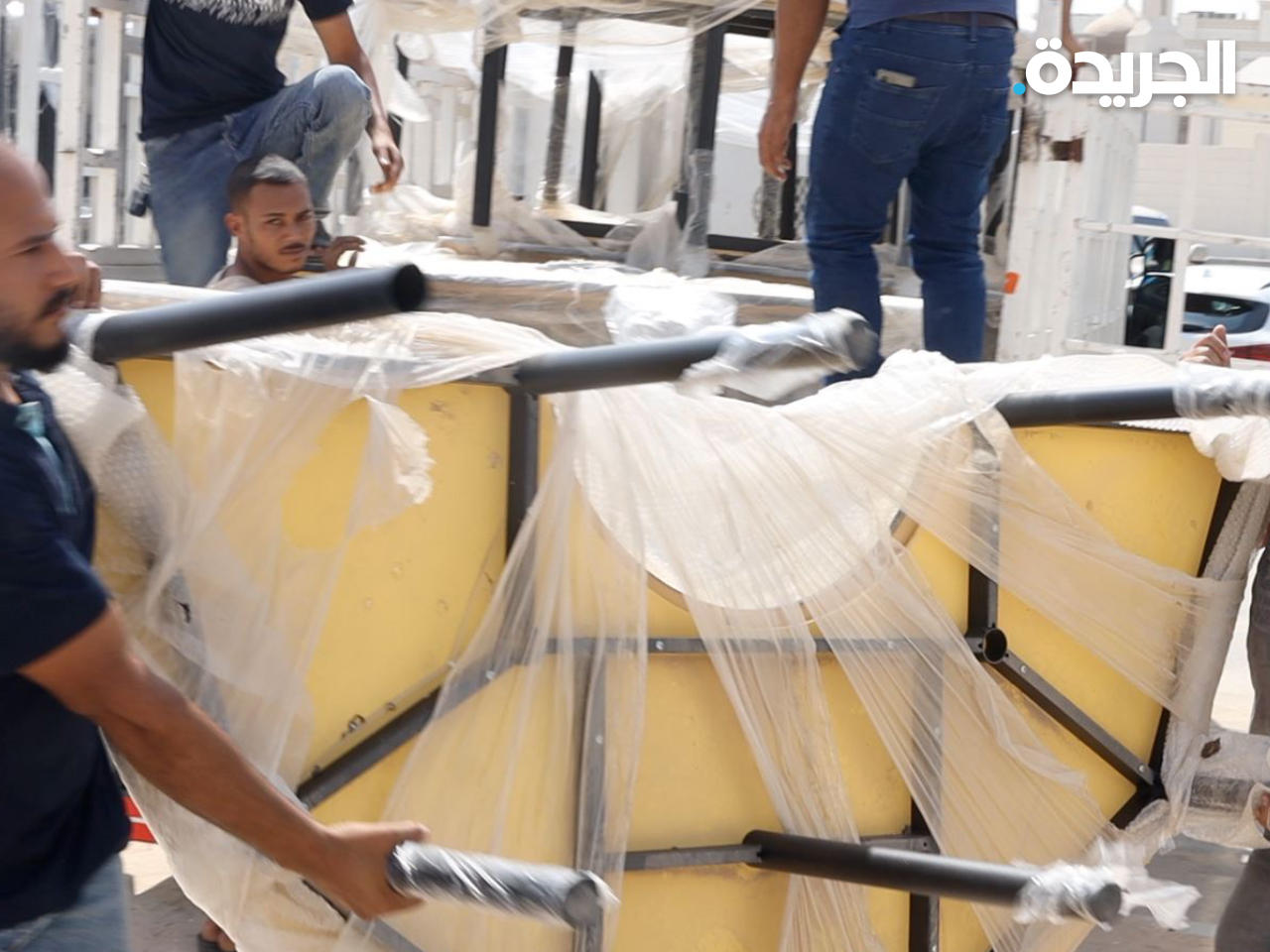 جانب من عملية توزيع أثاث المدارس الجديدة