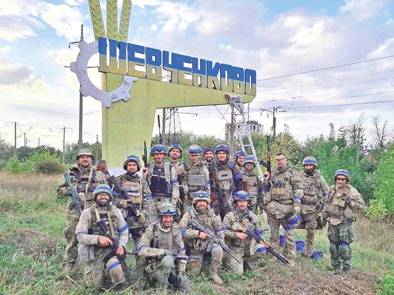 جنود أوكرانيون يحتفلون بتحرير منطقة فاسيلكيف في خاركيف أمس الأول     (رويترز)