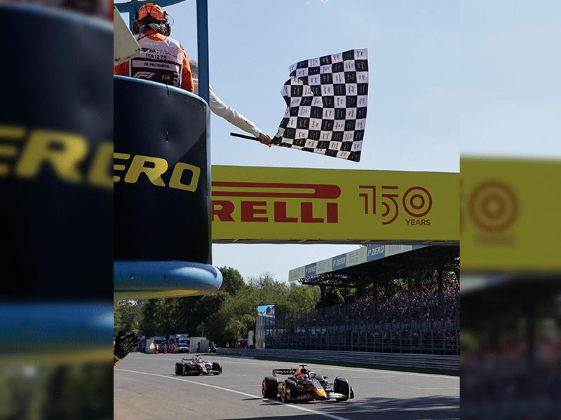 فيرستابن لحظة وصوله إلى خط نهاية السباق