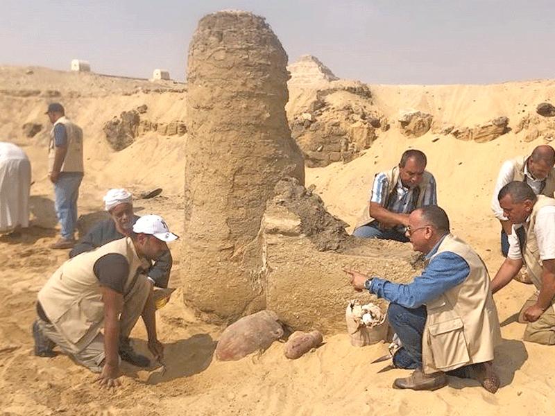 البعثة الأثرية المصرية بمنطقة سقارة جنوبي الجيزة خلال عملية البحث 