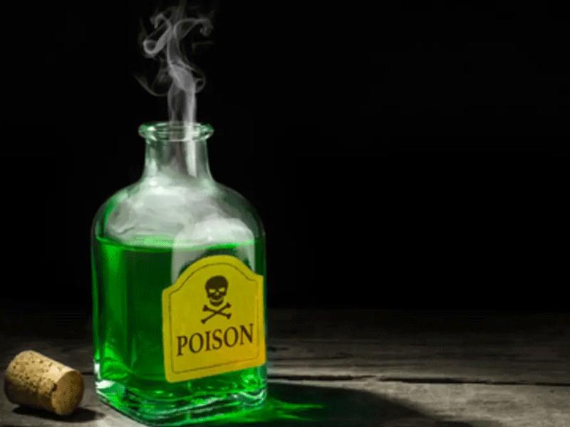 تفوق على ابنتها فسممته