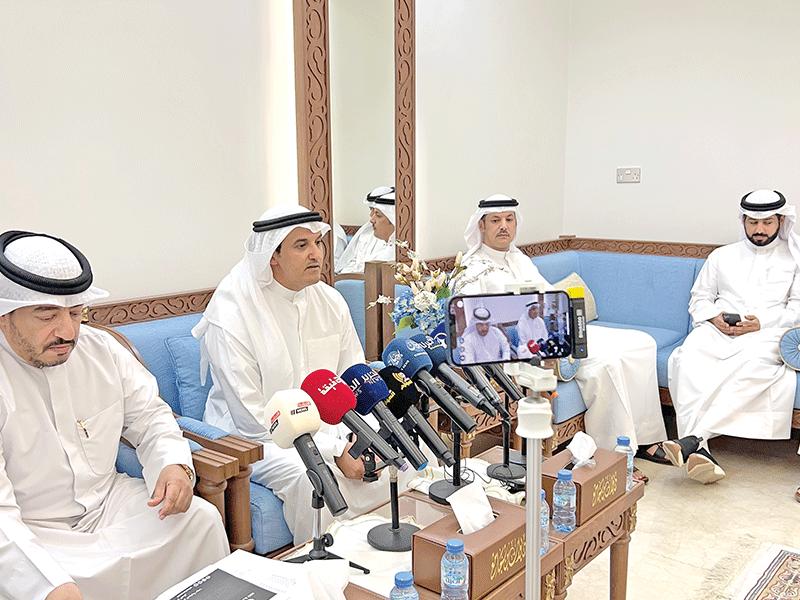 الوسمي متحدثاً وبجانبه فهد بن جامع