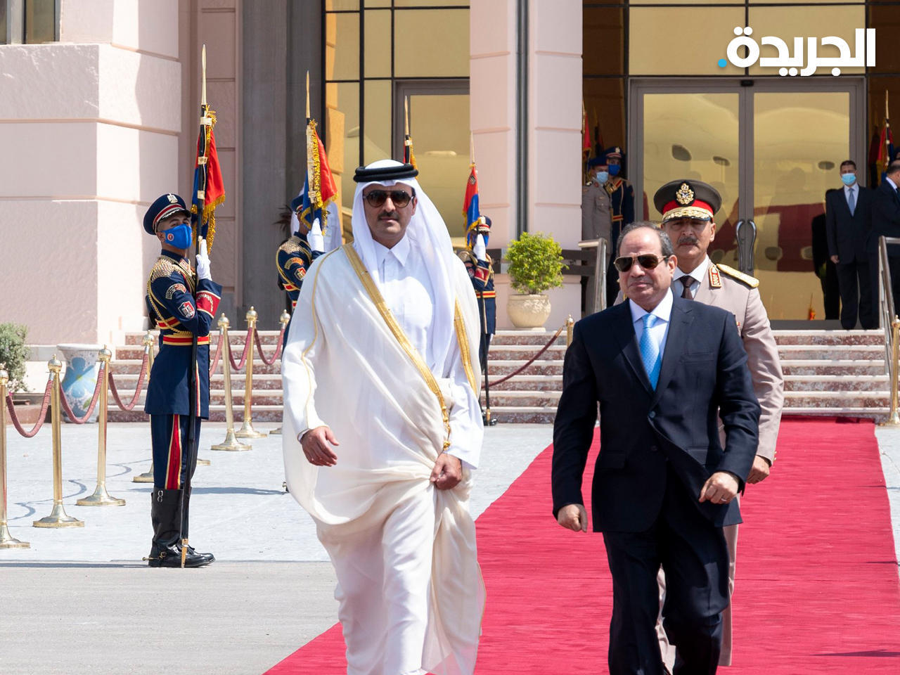 الرئيس المصري مودعاً أمير قطر عقب زيارته إلى مصر قبل ثلاثة أشهر