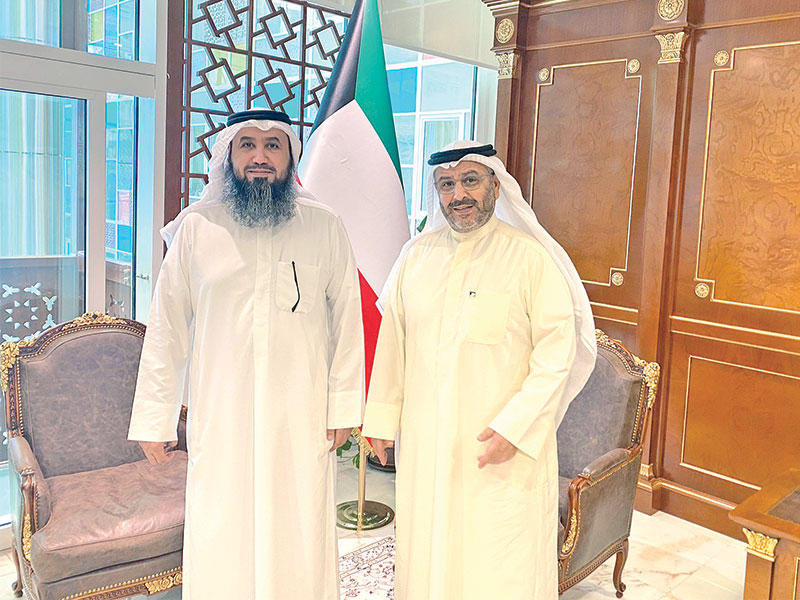 وزير الشؤون مستقبلا رئيس جمعية المهندسين  الشريعان يوجه