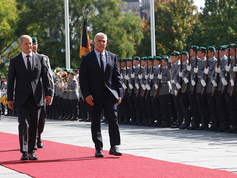شولتس ولابيد يستعرضان حرس الشرف في برلين أمس (أ ف ب)