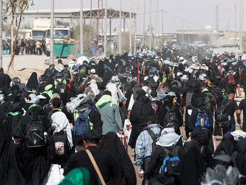 إيرانيون في طريقهم إلى كربلاء أمس (رويترز)