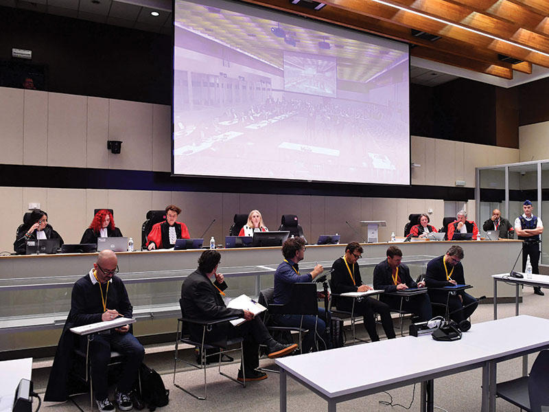 محاكمة 10 متهمين في الهجمات الانتحارية