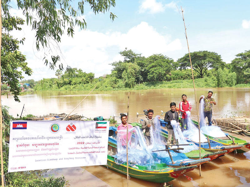 جانب من توزيع القوارب للصيادين المحتاجين والمتعففين في كمبوديا
