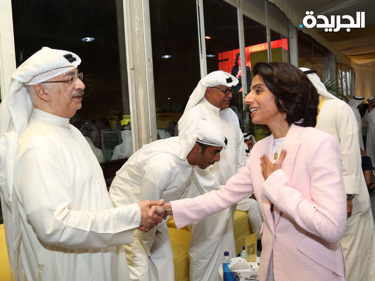 مرشحة الدائرة الثانية عالية الخالد تصافح أحد الحضور