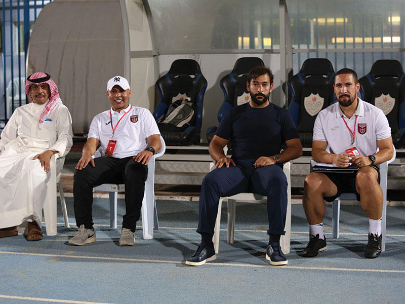 مدرب الفريق الأول لكرة القدم بنادي النصر د. محمد المشعان وجهازه المعاون