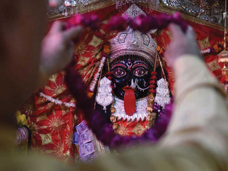 جانب من الطقوس في معبد هندوسي